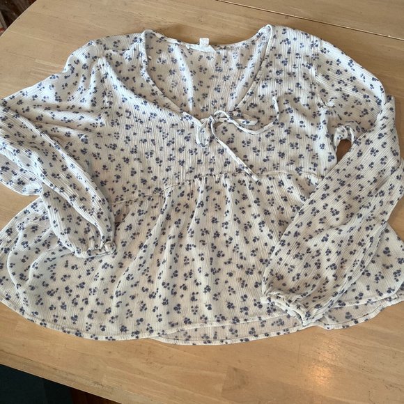 Hippie Rose Peplum Blue and White Floral Top tie detail front Size Large - Picture 6 of 11